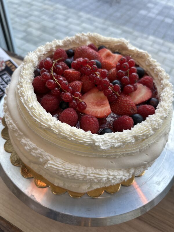 Tort Keto Berry Pavlova