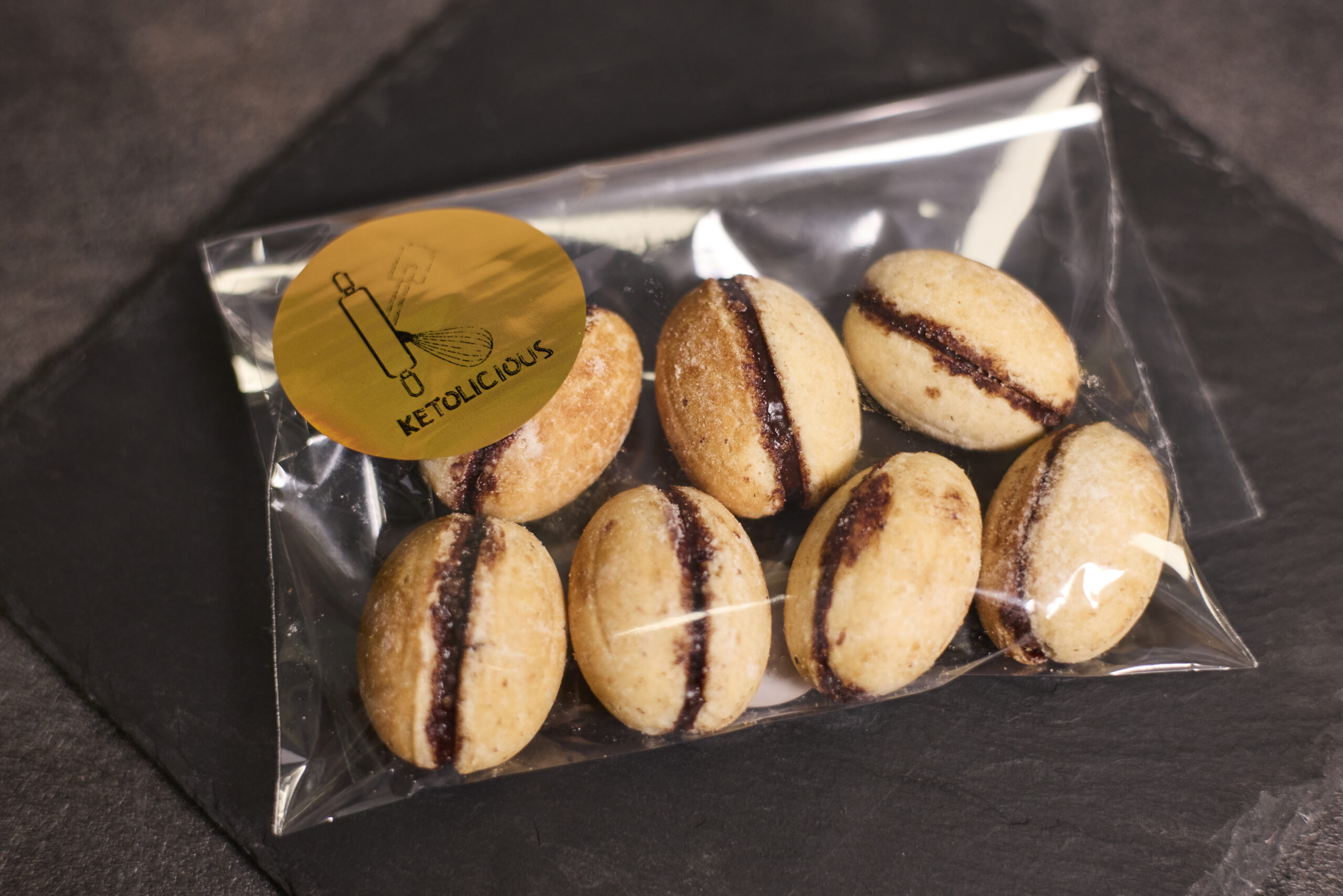 Nuci Keto umplute cu crema de ciocolata (100 gr)